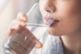 4 wochen lang, jeden morgen direkt nach dem aufstehen 4 gläser lauwarmes wasser trinken danach 45 minuten lang nichts essen. Japanische Wasserkur Die Vorteile Fur Die Gesundheit