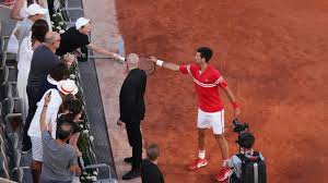Naš najbolji teniser novak đoković započinje odbranu trona u velikoj britaniji i pohod ka 20. French Open Novak Djokovic Verschenkt Schlager An Kleinen Fan Er Hat Mich Gecoacht Eurosport
