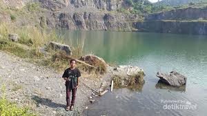 Danau ini menawarkan keindahan yang memesona dengan air tawar yang berwarna hijau, terbentuk akibat penambangan liar. Potret Danau Bekas Tambang Pasir Di Bogor