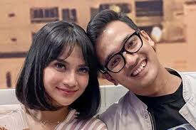 Balas Nyinyiri Netizen Soal Pakaian Seksi Saat Bikin Kebab, Vanessa Angel  Nekat Tutup Mulut dengan Lakban Hitam Sambil Pakai Helm: Semoga Semua  Seneng Ya..