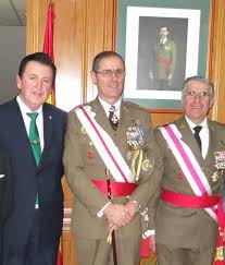El General Carlos Palacios Dona La Faja De Estado Mayor A La Virgen De La Esperanza