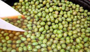Bollire la quantità di acqua necessaria per ricoprire le olive con un 100 grammi di sale per ogni chilo delle stesse; Olive In Salamoia La Ricetta Per Prepararle In Casa
