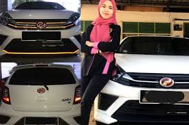 Kereta yang ditarik empat kuda putih, dengan panji berlambang monyet : Kereta Baru Keluar Kedai Dah Kemalangan Gadis Tak Patah Semangat Mekap Axia Dengan Kos Rm30 Je Perempuan Ni Kalau Barang Sendiri Automatik Jadi Rajin Viral Mstar