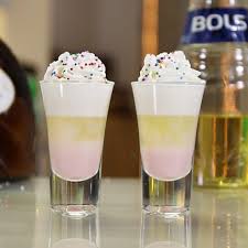 Birthday Cake Pudding Shots Tipsy Bartender Strawberry Split Shots Tipsy Bartender Recipe Shot Recipes Birthday Cake Shots Tipsy Bartender