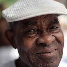 Nosso ancestral vivo da Capoeira Angola está nas terras brasileiras nesse  janeiro, e dia 15 de janeiro completou 91 anos. Que seja de muita saúde e  alegrias seus dias Mestre João grande .
