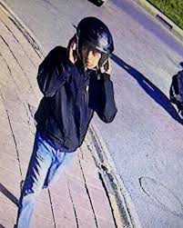 Lefkoşa Küçük Kaymaklı'daki Uluhan Oto Galeri'ye bu sabah düzenlenen silahlı saldırının zanlısının görüntüsü ortaya çıktı. Galeriye ateş açan zanlının güvenlik kamerasına yansıyan görüntüsü paylaşıldı. Görüntüde saldırganın motosiklet kaskını tutarak ...