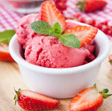 Le Yaourt Glace Ou Frozen Yogurt Est Un Dessert Glace A Base De Yaourt Il Est Moins Gras Que La Glace T En 2020 Recette Facile Yaourt Glace Recette A Base