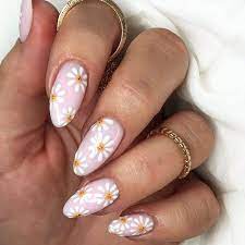 Da a las uñas de las manos y a las uñas de los pies un aspecto de limpieza y pureza. 10 Manicuras Que Realzan El Bronceado Y Son Tendencia Bulevar Sur