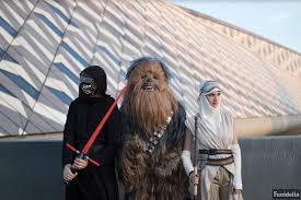 Und für das rey kostüm sollten sich die damen eine beige kleidung aus mehreren schichten anziehen, und sich die charakteristische frisur mit drei dutts machen. The Rise Of Skywalker Gehe In Deinem Star Wars Kostum Zur Premiere