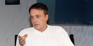 Ο πατέρας του ήταν μαθηματικός, ενώ και ο ίδιος είναι πτυχιούχος μαθηματικός. O Andreas Mikroytsikos Sto Nosokomeio Anoixto To Endexomeno Gia Covid 19 Life Nea Krhth