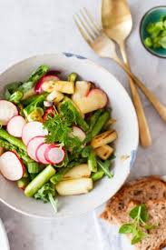 Fruhlingshafter Spargelsalat Mit Radieschen Hey Foodsister Rezept Spargelsalat Spargel Salat