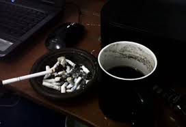 Setelah endapan kopi terkumpul, alat yang digunakan untuk nyethe bisa tusuk gigi ataupun sebatang korek api dengan ujung yang runcing. Fakta Rahasia Rokok Dan Kopi Duet Dasyat Menuju Liang Lahat