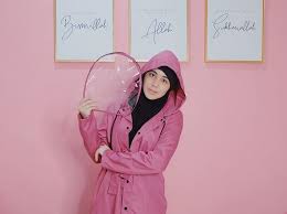 Senin 24 maret 2014 000858. 4 Gaya Hijab Saat Musim Hujan Ala Selebriti Simpel Dan Kekinian Okezone Lifestyle
