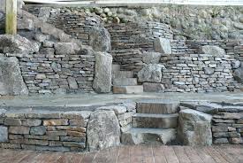 Basalt Drystack Walls With Large Boulders And Basalt Risres Jpg 1 000 669 Pixels Dry Stone Wall Stacked Stone Walls Landscape Edging Stone