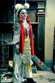 Kinh kịch (京劇/京剧) hay kinh hí (京戲/京戏) là một thể loại ca kịch của trung quốc hình thành và phát triển mạnh tại bắc kinh vào thời vua càn long của vương triều nhà thanh, là kết quả của sự trộn lẫn giữa huy kịch với hán kịch. Tá»« Hy Vien Biá»ƒu Diá»…n Kinh Ká»‹ch