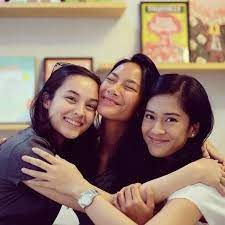 Menyebut nama dian sastrowardoyo, pasti sahabat boombastis (saboom) sekalian sudah bisa membayangkan sosok cantik dan multitalenta tersebut. Wajah Cantik Dian Sastrowardoyo Dari Masa Ke Masa Beauty Fimela Com