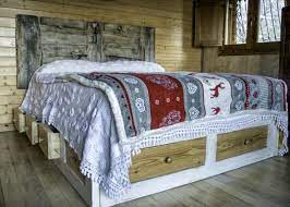 Splendido letto matrimoniale, letto singolo o 1 piazza e mezza shabby chic. Letto Testata Letto Con Porta Legno Rustico Shabby Decapato Legno Massello Di Solechianozza Su Etsy Furniture Home Decor Home