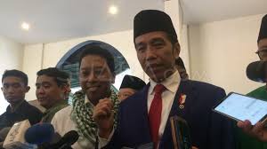 Qari' internasional, syaikh abdullah bin ali bashfar pun ikut memberikan komentarnya mengenai qira'at dengan langgam jawa tersebut. Jokowi Ucapkan Alfatekah Jadi Polemik Nusron Wahid Aksen Jawa
