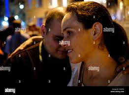 Paare, die jugend -Fotos und -Bildmaterial in hoher Auflösung