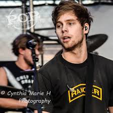 Luke hemmings is one of the founders of a very popular australian pop rock band called 5 seconds of occupation: Luke Hemmings Popentertainmentblog Com