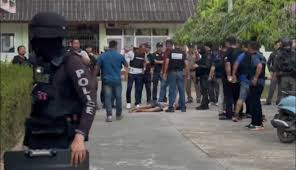 📌📌 มีรายงานเหตุพยายามก่อเหตุกราดยิงภายในโรงเรียนพะตงประธานคีรีวัฒน์  อำเภอหาดใหญ่ จังหวัดสงขลา เมื่อช่วงเวลาประมาณ 16.45 น.  โดยเบื้องต้นพบว่ายังมีนักเรียนจำนวนหนึ่งติดค้างอยู่ภายในพื้นที่  และมีรายงานการจับครูและนักเรียนเป็นตัวประกัน ขณะนี้เจ้าหน้าที่ ...