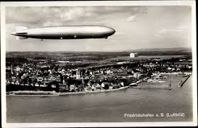 Die flüge dauern zwischen 30 minuten und zwei. Ak Friedrichshafen Am Bodensee Zeppelin Uber Der Stadt Nr 2482708 Oldthing Ansichtskarten Postleitzahl 80 89