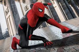 Homecoming ponownie spotkamy się z młodym peterem parkerem, w którego postać wciela się tom holland. Nowy Plakat Promujacy Spider Man Daleko Od Domu Flarrow Pl