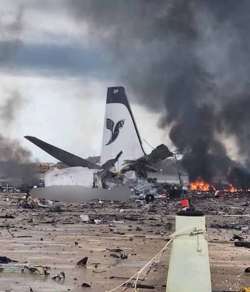 🔴El aeropuerto Internacional de Mehrabad ardió en varios puntos y espesas columnas de humo se elevaban sobre el aeródromo. Además, fue destrozado el búnker militar subterráneo del fallecido Alí Jamene