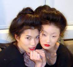 How To Get Runway Hairstyles Like The Modern Geisha Updo Focusonstyle Sharon Haver Geisha Hair Hair Tutorial Japanese Hairstyle