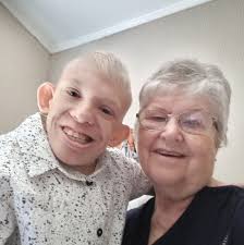 Ek wil vanaand n beroep doen dat ons saam staan in gebed. Tannie Sannie van  Niekerk is die ma van Richie en met haar toestemming mag ek hierdie plaas.  Richie is n