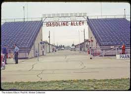 L'indianapolis motor speedway est un circuit automobile américain situé à speedway (indiana), une petite ville enclave entourée par indianapolis, la capitale de l'état. Gasoline Alley At Indianapolis Motor Speedway Speedway Indiana 1968 Time Stamped May 1968
