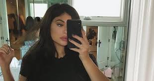 Meu deus 26 dez 2020. Kylie Jenner Reclaims Crown As Selfie Queen As She Flashes Bare Stomach And Curvy Bum 7 Weeks After Giving Birth Mirror Online