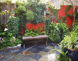 amenagement d un petit jardin 16 idees et inspirations en 2021 amenager petit jardin jardiniere en hauteur amenagement jardin