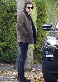 Chelsea boots and ryan gosling in the notebook apparently get harry styles' blood pumping more than even a suitcase full of money. Taylor Swift Searches For The Perfect London Pad Harry Styles Chelsea Boots Mens Outfits Suede Jacket Outfit