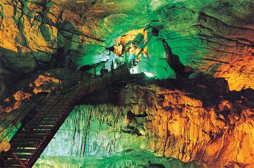 Araku Valley & Borra Caves (Andhra Pradesh) Image 1