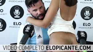 Latina caliente le regala su ropa interior a Elo Podcast - XNXX.COM