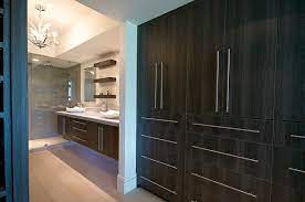 A modern bathroom complements most interior styles, which means nothing says modern more than straight lines with it comes to walls, furniture and edges of a room, and this bathroom below. Walk In Closet Bathroom Cabinets Wardrobes Closet Built In Naples Closet Minimalistisch Badezimmer Miami Von Inspired Closets Southwest Florida