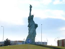 Lady liberty (colmar, france) this statue is very small in comparison to our statue of liberty! Statue Liberte Colmar Photo De Rond Point Decore Photoland47