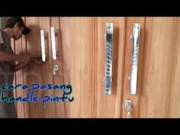 Ingin terlihat menawan di depan orang lain, bisa dikatakan sebagai salah satu sifat dasar manusia yang tidak bisa dipungkiri, terutama bagi perempuan. Cara Pasang Handle Pintu Kupu Tarung Handle Minimalis Youtube