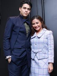 Dari segi cerita dan karakter, prilly mengungkapkan dirinya merasa dekat dengan keduanya, ditambah dengan banyak pesan di dalam serial ini yang ia jadikan pelajaran. Kabar Putus Dari Maxime Bouttier Ini Jawaban Tegas Prilly Latuconsina Showbiz Liputan6 Com