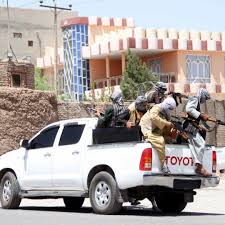 Humvee milik pasukan khusus afghanistan hancur dalam bentrokan hebat dengan militan taliban selama misi penyelamatan seorang petugas polisi yang terkepung di sebuah pos pemeriksaan, di provinsi kandahar, afghanistan, 13 juli 2021. Afghanistan Forze Civili In Un Comando Unificato Anti Talebani Laregione