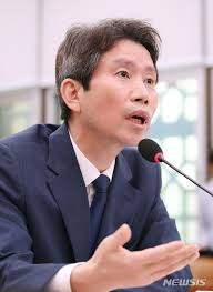 문정복 더불어민주당 의원이 탈북민 출신 태영호 미래통합당 의원을 향해 변절자의 발악으로 보였다고 한 것이 논란이 되고 있다. í†µí•©ë‹¹ íƒœì˜í˜¸ ì‚¬ìƒê²€ì¦ ë…¼ëž€ êµ­ë¯¼ ëŒ€ì‹ í•´ ë¬¼ì–´ë´ì•¼ ë‰´ìŠ¤ ë™ì•„ë‹·ì»´