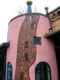 Hundertwasser Bahnhof In Uelzen Hundertwasser Kunst Und Architektur Schone Gebaude