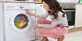 Çamaşır makinesinin deterjan haznesi temizlenip 2 yemek kaşığı kadar tuz, 1 yemek kaşığı karbonat ve 1 su bardağı sirke koyulur. Camasir Makinesi Nasil Temizlenir