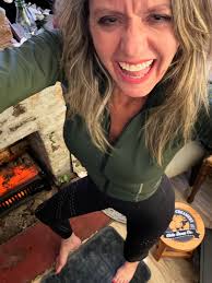 Did you miss me?? ⬇️ More feet pics??👣💄