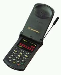 I Telefoni Cellulari Degli Anni 90 Il Motorola Startac Tecnologia Vintage Modernaut Telefoni Cellulari Cellulari Telefoni