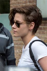 The faded sides and back give an androgynous vibe, while the forward bang on top leaves some feminine aspects to the style. Ricrescita Depilazione Acne Quello Che Le Donne Non Dicono Tomboy Hairstyles Short Hair Tomboy Kristen Stewart Hair