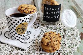 Se amate le arachidi ed il cioccolato al latte questa ricetta fa per voi! Biscotti Al Burro Di Arachidi E Gocce Di Cioccolato 2 Amiche In Cucina