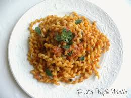 Un cavolo cappuccio una latta di pomodoro aglio olio parmigiano fusilli bucati lunghi 150 aggiungete alla salsa un po di brodo del cavolo perché nella salsa cucinerete i fusilli (spezzettati). La Voglia Matta Fusilli Bucati Lunghi Al Profumo Di Origano