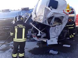 Uno ha sbandato finendo contro la barriera centrale, intraversandosi sulla sede stradale. Ofzvkvwpvihv2m